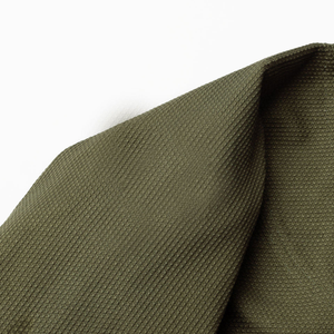 Traje de Entrenamiento de Karate Blanco Tradicional con Tela Suave, Costuras Resistentes y Cinturón Rojo Brillante para Todos los Niveles - Product Image 4