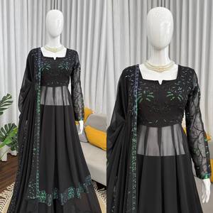 ชุดราตรีผ้าฟอกซ์กอร์เจ็ตสีดำ ปักดิ้นลายยาว พร้อมกางเกงพลลาซโซและผ้าคลุมไหล่ - Product Image 2