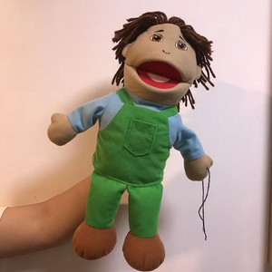 Marioneta de peluche personalizada con pelo rizado negro, camisa roja, peto azul, material súper suave para mayores de 3 años. - Product Image 6