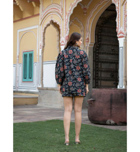 Ensemble trois pièces décontracté et tendance en rayonne à imprimé floral bleu foncé, avec chemise à manches retroussées, short et crop top, tenue de détente - Product Image 2