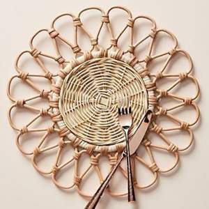 แผ่นรองจานหวายรูปดอกไม้ทรงกลม ทอมือจากวัสดุธรรมชาติ สำหรับตกแต่งโต๊ะอาหาร ใช้ในบ้าน ร้านอาหาร คาเฟ่ เป็นมิตรกับสิ่งแวดล้อม - Product Image 2