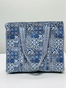 Sac fourre-tout patchwork bleu et blanc style bohème – Grand sac à bandoulière matelassé en coton, sac de shopping et de voyage réutilisable avec poignée rayée - Product Image 1