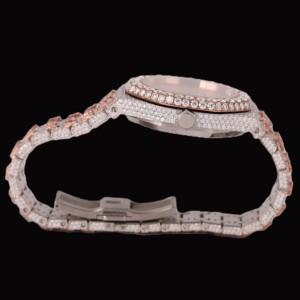 Reloj estilo hip hop brillante con números arábigos verdes personalizados, esfera redonda, dos tonos, movimiento de cuarzo con diamantes de moissanita incrustados. - Product Image 5