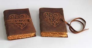 Carnet en cuir vintage avec reliure cousue en cuir rouge gaufré, au charme rustique et à la touche antique, idéal pour la promotion - Product Image 3
