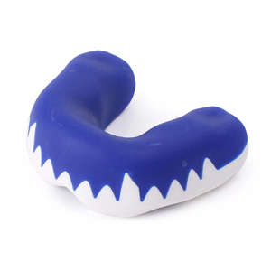 Protège-dents en silicone bleu et blanc avec design dents de requin, équipement de protection pour l'entraînement de boxe - Product Image 2
