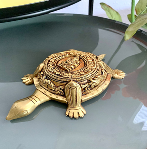 Elegante estatuilla de búho de latón antiguo sobre una base con un patrón intrincado. La decoración Vastu perfecta aporta sabiduría. Disponible a precio de mayorista - Product Image 5