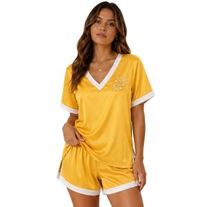 Ensemble de pyjama en satin jaune personnalisé pour femmes, haut à manches courtes et short, vêtements de nuit doux, vêtements de détente, fabrication sur mesure OEM ODM - Product Image 1