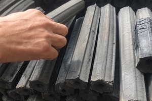 Carbón Vegetal Negro Premium de Alta Densidad en Briquetas Hexagonales, Valor Calorífico de 7000-8000 Kcal/kg, Contenido de Ceniza de 3.0-5.0% - Product Image 5