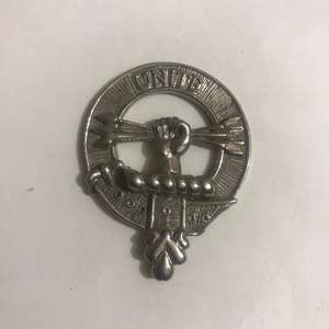 Ceci est un badge de casquette en étain avec le blason du clan écossais Malcolm/MacCallum. C'est une représentation authentique des armes du chef du clan. - Product Image 3