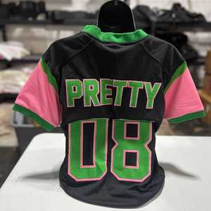 Camiseta Deportiva Negra AKA para Mujer, con Letras Griegas Bordadas, Tejido Transpirable de Primera Calidad, Cuello Redondo - Product Image 2