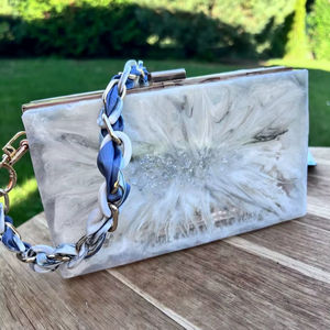 Pochette en résine faite à la main, argentée et blanche, avec chaîne dorée - Product Image 1