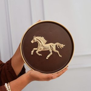 Plaque murale en métal artisanale moderne en forme de cheval, marron café et or, 8,4 pouces, plaque décorative pour bar ou récompenses - Product Image 5