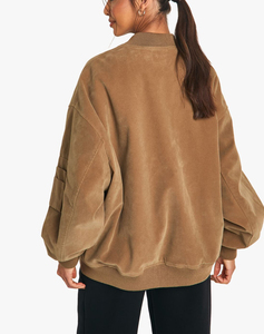 Chaqueta bomber de gamuza color canela para mujer con logotipo personalizado, chaqueta con cuello alto y mangas abullonadas con cremallera y logotipo personalizado - Product Image 2
