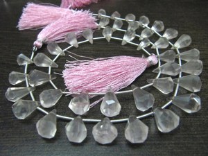Perles de quartz rose naturel facettées en forme de goutte d'eau, de 6x10mm à 9x15mm, vendues par brin de 8 pouces de long. - Product Image 1