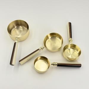 Ensemble de 4 tasses et cuillères à mesurer numériques personnalisées en acier inoxydable avec poignée en résine pour la cuisine et la pâtisserie - Product Image 3