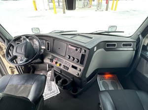 Tractor Automático con Cabina Dormitorio T12664ST 6x4 de 2019 en Excelentes Condiciones, 618,379 Millas - Product Image 4