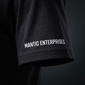 Camiseta Negra para Hombre OEM |   Impresión gráfica minimalista de líneas horizontales |   Camiseta Urbana de Manga Corta Premium con Tela Transpirable - Product Image 6