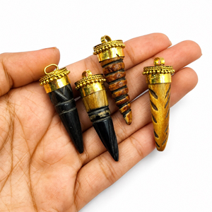Colgante Artesanal de Cuerno de Búfalo Pulido Ecológico Hecho a Mano, con Diseño Curvo de Colmillo, Tono Dorado, Temática de Amor, Pieza de Arte Coleccionable - Product Image 2