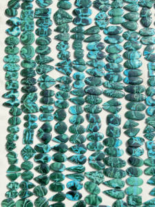 Paire de chrysocolle et de malachite naturelles de haute qualité Nouvelles pierres précieuses de guérison en vrac pour une énergie et un équilibre élevés - Product Image 2