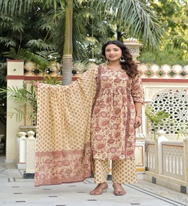 Ensemble haut et pantalon en pur coton imprimé, nouveau design, avec dupatta en coton. Ensemble kurta fleuri en coton très demandé avec dupatta pour un usage quotidien. - Product Image 1