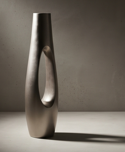 Vase à fleurs en métal argenté de style nordique minimaliste, sculpté artisanallement avec surface creuse organique, pièce maîtresse pour la décoration intérieure moderne - Product Image 3
