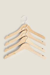 Percha de madera de la mejor calidad para organizar armarios con un diseño resistente y un aspecto elegante - Product Image 6