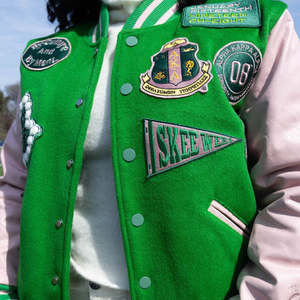 Chaqueta Varsity Verde AKA 1908 con Mangas de Cuero y Crema de Lana, Parche con Cuentas, Bordado Chenille, Chaquetas Varsity con Logotipo Personalizado - Product Image 4