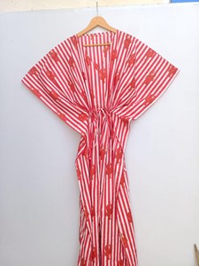 Robe maxi kaftan en coton à rayures rouges de qualité supérieure, imprimé homard, col en V bohème, manches courtes et coupe décontractée pour les vacances. - Product Image 1