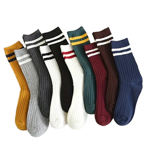 Chaussettes de sport de compression personnalisées en gros |   Chaussettes de football unisexes en coton respirant avec logo imprimé, broderie et grip antidérapant - Product Image 1