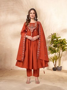 Conjunto de Lujo de Kurta Anarkali, Pantalón y Dupatta de Seda Romana |   Ropa Étnica Festiva Hecha a Mano |   Ropa de Calidad de Exportación - Product Image 1