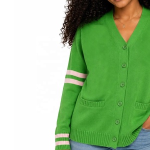Cárdigan de punto verde con cuello en V para mujer, de la hermandad universitaria, con mangas largas y puños a rayas rosas, estilo universitario. - Product Image 4