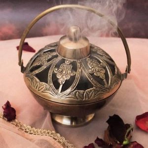 Brûleur d'encens métallique artisanal écologique avec base stable conçue pour éviter le basculement, idéal pour l'encens indien de qualité supérieure et la diffusion de parfums domestiques. - Product Image 5