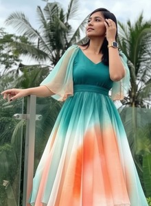 ไนล์เลช เทเลอร์ แฟชั่น ชุดเดรสยาวทรงวีเนค ผ้าจอร์เจตต์พรีเมียม ทรงเคปพลิ้วไหว / แขนผีเสื้อ ลายดอกไม้ ซักได้ - Product Image 6