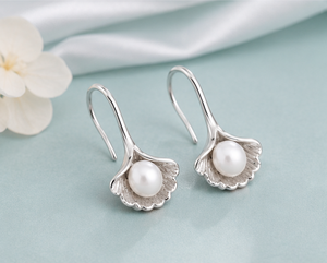 Pendientes de Plata de Ley 925 con Perlas Inspiradas en Conchas para Mujer, Joyería Elegante y Moderna, Pendientes de Perlas con Baño de Rodio Ginkgo Grace - Product Image 3