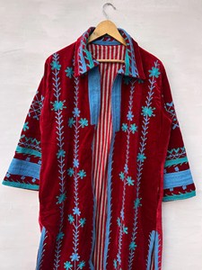 Chaqueta Larga Tradicional de Terciopelo Rojo con Bordado Suzani y Diseño Floral, Cuello Camisero Boho, Manga Larga, Ropa de Abrigo para Invierno - Product Image 4