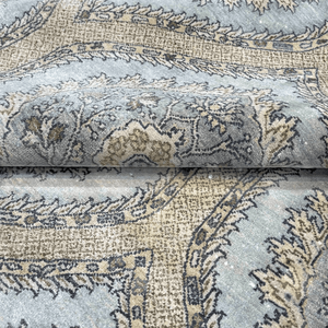 Tapis de luxe en laine et soie noué à la main, bleu clair et or, motif médaillon en treillis ogive - Product Image 5
