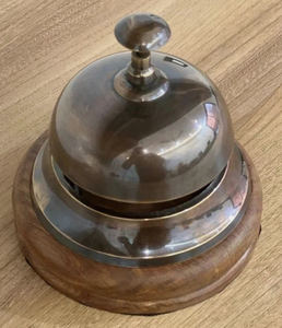 Cloche de table classique en laiton antique avec base en bois - Product Image 4