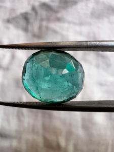 Émeraude ovale de Zambie 5,38 carats – Pierre brute de qualité commerciale pour bijoux - Product Image 3