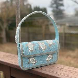 Sac à main rectangulaire artisanal en polyester bleu clair, motif tortue perlé, broderie artisanale, textile lavable, objet d'art de collection - Product Image 1