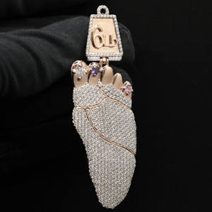 Colgante Masculino de Aleación Chapado en Oro con Diamantes de Imitación Urban Monarch Prime - Product Image 3