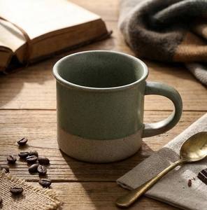 แก้วกาแฟเซรามิกสองสีทันสมัย พร้อมพื้นผิวด้านธรรมชาติ ด้ามจับสบายมือ สำหรับใช้ในบ้านและสำนักงาน - Product Image 2