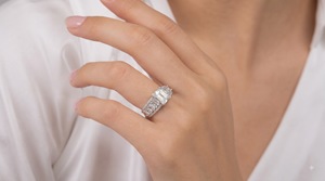 Anillo de Compromiso de Lujo con Diamante Cultivado en Laboratorio, Corte Esmeralda, Oro Amarillo de 14K, Piedras Laterales Marquise, Múltiples Hileras, Aniversario de Bodas - Product Image 3