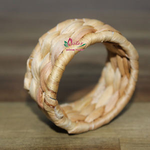 Ronds de serviette en jacinthe d'eau tissés à la main à la main, décor de table bohème écologique pour la cuisine - Product Image 1