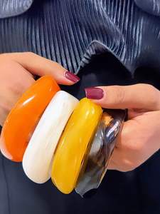 Bracelet manchette large en résine imprimé pois, bijou de main en plastique coloré pour femme, accessoire de poignet en acrylique pour usage quotidien - Product Image 5