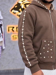 Sweat à capuche zippé marron pour homme, coupe oversize, style streetwear, avec clous perlés, poches sur les manches, patch sur la poitrine, en molleton de coton - Product Image 5