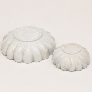 Ensemble de bols décoratifs en marbre blanc festonné avec motif de pétales cannelés pour centre de table de luxe et décoration intérieure moderne - Product Image 3
