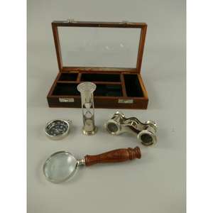 Boîte cadeau nautique décorative artisanale avec sablier blanc, télescope, boussole, loupe et boîte en bois transparente - Product Image 3
