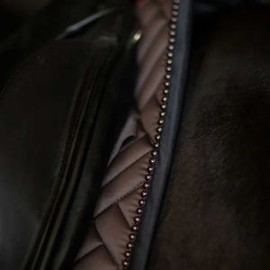 Tapis de selle équestre en cuir les plus vendus avec doublure en tissu, haute qualité, personnalisables, prix bas, fabriqués en usine au Pakistan - Product Image 5