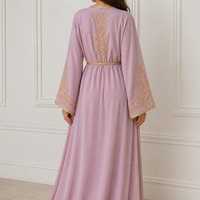 Vestido Kaftán Recto Color Rosa Pálido con Bordado Dorado, Estilo Marroquí de Lujo, Manga Larga, Prenda Modesta, Ecológica y Transpirable