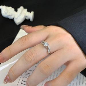 Bague en argent sterling 925 avec moissanite VVS pour femme, bijou élégant au brillant exceptionnel, idéal pour les propositions de mariage et les mariages - Product Image 4